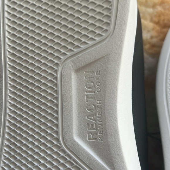 Men’s size 11 black Kenneth Cole Ready Sneaker. - Picture 6 of 7